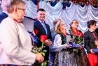 Wspólne pamiątkowe zdjęcie. Marszałek Łukasz Smółka oraz Iwona Gibas z Zarządu Województwa Małopolskiego wraz z nagrodzonymi osobami 