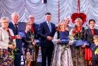Wspólne pamiątkowe zdjęcie. Marszałek Łukasz Smółka oraz Iwona Gibas z Zarządu Województwa Małopolskiego wraz z nagrodzonymi osobami 