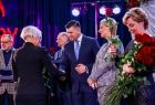 Marszałek Łukasz Smółka oraz Iwona Gibas z Zarządu Województwa Małopolskiego składają gratulacje osobom wyróżnionym sercami kultury