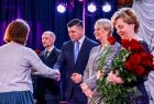 Marszałek Łukasz Smółka oraz Iwona Gibas z Zarządu Województwa Małopolskiego składają gratulacje osobom, przedstawicielom organizacji i instytucji, które zostały wyróżnione Sercami Kultury