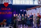Wspólne pamiątkowe zdjęcia na scenie w Małopolskim Muzeum Pożarnictwa w Alwerni