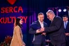 Małopolscy muzealnicy składający podziękowania osobom zaangażowanym na rzecz kultury i Muzeum Małopolski Zachodniej w Wygiełzowie