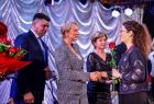Marszałek Łukasz Smółka oraz Iwona Gibas z Zarządu Województwa składający gratulacje osobom wyróżnionym Sercami Kultury