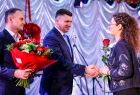 Marszałek Łukasz Smółka gratuluje nagrodzonym