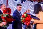Marszałek Łukasz Smółka gratuluje nagrodzonym