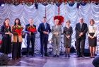Pamiątkowe zdjęcie. Marszałek Łukasz Smółka oraz Iwona Gibas z Zarządu Województwa wraz z nagrodzonymi osobami