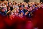 Marszałek Łukasz Smółka oraz Iwona Gibas z Zarządu Województwa Małopolskiego oklaskujący wraz z publicznością występy artystów 