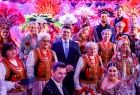 Wspólna pamiątkowa fotografia. Marszałek Łukasz Smółka, Iwona Gibas z zarządu województwa oraz muzealnicy, artyści i wyróżnione w trakcie gali osoby