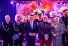 Marszałek Łukasz Smółka oraz Iwona Gibas z Zarządu Województwa Małopolskiego wraz z uczestnikami uroczystości