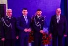 Marszałek Łukasz Smółka wraz z dyrektorem Muzeum Małopolski Zachodniej Markiem Bębenkiem oraz uczestnikami uroczystości