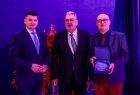 Marszałek Łukasz Smółka wraz z dyrektorem Muzeum Małopolski Zachodniej Markiem Bębenkiem oraz uczestnikami uroczystości