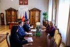 Spotkanie marszałka Łukasz Smółki z Mimozą Halimi – ambasador Republiki Albanii w Polsce, które odbyło się 16 czerwca w Urzędzie Marszałkowskim Województwa Małopolskiego.