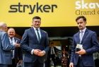 Marszałek Łukasz Smółka przed firmą Stryker.