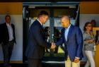 Marszałek Łukasz Smółka i prezes firmy Stryker w uścisku dłoni.