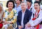 Poseł Anna Paluch i wicemarszałek Witold Kozłowski z kobietą w stroju regionalnym.