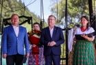Od lewej: mężczyzna w garniturze, kobieta z bukietem, wicemarszałek Witold Kozłowski i kobieta w zielonym stroju regionalnym.