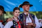 Para w stroju regionalnym.