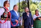 Od lewej: kobieta w stroju regionalnym, mężczyzna w garniturze, wicemarszałek Witold Kozłowski mówiący do mikrofonu i kobieta w zielonym stroju regionalnym.