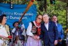 Wicemarszałek Witold Kozłowski i kobieta w stroju regionalnym.