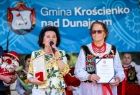 Poseł Anna Paluch i kobieta w stroju regionalnym.