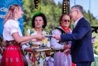 Wicemarszałek Witold Kozłowski wręcza książki trzem kobietom.