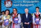 Wicemarszałek Witold Kozłowski i kobiety trzymające albumy w dłoniach.