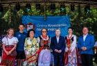 Zdjęcie grupowe z wicemarszałkiem Witoldem Kozłowskim i poseł Anną Paluch.