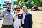 Para robiąca selfie z wicemarszałkiem Witoldem Kozłowskim.
