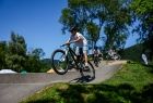 Trzech chłopców na rowerach na torze w skateparku.