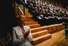 Iwona Gibas z zarządu województwa oraz członkowie orkiestry symfonicznej