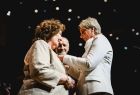 Iwona Gibas z Zarządu Województwa Małopolskiego oraz prof. Jan Tadeusz Duda, przewodniczący Sejmiku Województwa Małopolskiego, wręczający na scenie odznaczenia dla zasłużonych pracowników Filharmonii w Krakowie