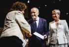 Iwona Gibas z zarządu województwa oraz prof. Jan Tadeusz Duda, przewodniczący Sejmiku Województwa Małopolskiego, wręczający odznaczenia dla zasłużonych pracowników Filharmonii w Krakowie