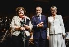 Iwona Gibas z zarządu województwa oraz prof. Jan Tadeusz Duda, przewodniczący Sejmiku Województwa Małopolskiego, wręczający odznaczenia dla zasłużonych pracowników Filharmonii w Krakowie