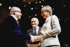 Iwona Gibas z Zarządu Województwa Małopolskiego oraz prof. Jan Tadeusz Duda, przewodniczący Sejmiku Województwa Małopolskiego, wręczający uroczyście odznaczenia dla zasłużonych pracowników Filharmonii imienia Karola Szymanowskiego w Krakowie