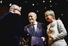 Iwona Gibas z Zarządu Województwa Małopolskiego oraz prof. Jan Tadeusz Duda, przewodniczący Sejmiku Województwa Małopolskiego, wręczający uroczyście odznaczenia dla zasłużonych pracowników Filharmonii imienia Karola Szymanowskiego w Krakowie