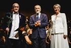 Iwona Gibas z Zarządu Województwa Małopolskiego oraz prof. Jan Tadeusz Duda, przewodniczący Sejmiku Województwa Małopolskiego, wręczający uroczyście odznaczenia dla zasłużonych pracowników Filharmonii imienia Karola Szymanowskiego w Krakowie