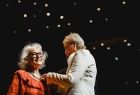 Iwona Gibas z Zarządu Województwa Małopolskiego oraz prof. Jan Tadeusz Duda, przewodniczący Sejmiku Województwa Małopolskiego, wręczający uroczyście odznaczenia dla zasłużonych pracowników Filharmonii imienia Karola Szymanowskiego w Krakowie