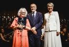 Iwona Gibas z Zarządu Województwa Małopolskiego oraz prof. Jan Tadeusz Duda, przewodniczący Sejmiku Województwa Małopolskiego, wręczający uroczyście odznaczenia dla zasłużonych pracowników Filharmonii imienia Karola Szymanowskiego w Krakowie