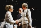 Iwona Gibas z Zarządu Województwa Małopolskiego oraz prof. Jan Tadeusz Duda, przewodniczący Sejmiku Województwa Małopolskiego, wręczający odznaczenia i składający gratulacje dla zasłużonych pracowników Filharmonii imienia Karola Szymanowskiego w Krakowie