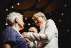 Iwona Gibas z Zarządu Województwa Małopolskiego oraz prof. Jan Tadeusz Duda, przewodniczący Sejmiku Województwa Małopolskiego, wręczający odznaczenia i składający gratulacje dla zasłużonych pracowników Filharmonii imienia Karola Szymanowskiego w Krakowie