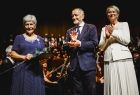 Iwona Gibas z Zarządu Województwa Małopolskiego oraz prof. Jan Tadeusz Duda, przewodniczący Sejmiku Województwa Małopolskiego, wręczający odznaczenia i składający gratulacje dla zasłużonych pracowników Filharmonii imienia Karola Szymanowskiego w Krakowie