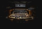 Orkiestra symfoniczna. Setki muzyków na scenie podczas jubileuszowego koncertu