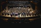 Orkiestra symfoniczna. Setki muzyków na scenie podczas jubileuszowego koncertu