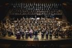 Orkiestra symfoniczna. Setki muzyków na scenie podczas jubileuszowego koncertu