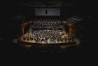 Orkiestra symfoniczna na scenie podczas koncertu