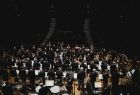 Dyrygent kierujący orkiestrą symfoniczną