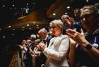 Iwona Gibas z zarządu województwa oklaskująca wraz z publicznością jubileuszowy występ filharmoników 