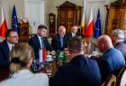 Zdjęcie ze spotkania marszałka Łukasza Smółki z delegacją amerykańską, na czele której stał David Stuebe – burmistrz miasta Washougal oraz członek Izby Reprezentantów stanu Waszyngton.