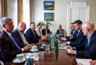 Zdjęcie ze spotkania marszałka Łukasza Smółki z delegacją amerykańską, na czele której stał David Stuebe – burmistrz miasta Washougal oraz członek Izby Reprezentantów stanu Waszyngton.
