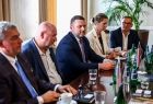 Zdjęcie ze spotkania marszałka Łukasza Smółki z delegacją amerykańską, na czele której stał David Stuebe – burmistrz miasta Washougal oraz członek Izby Reprezentantów stanu Waszyngton.